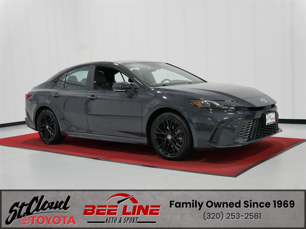 2025 Toyota Camry SE's photo