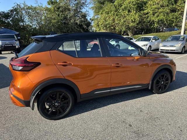 2022 Nissan Kicks SR photo 2