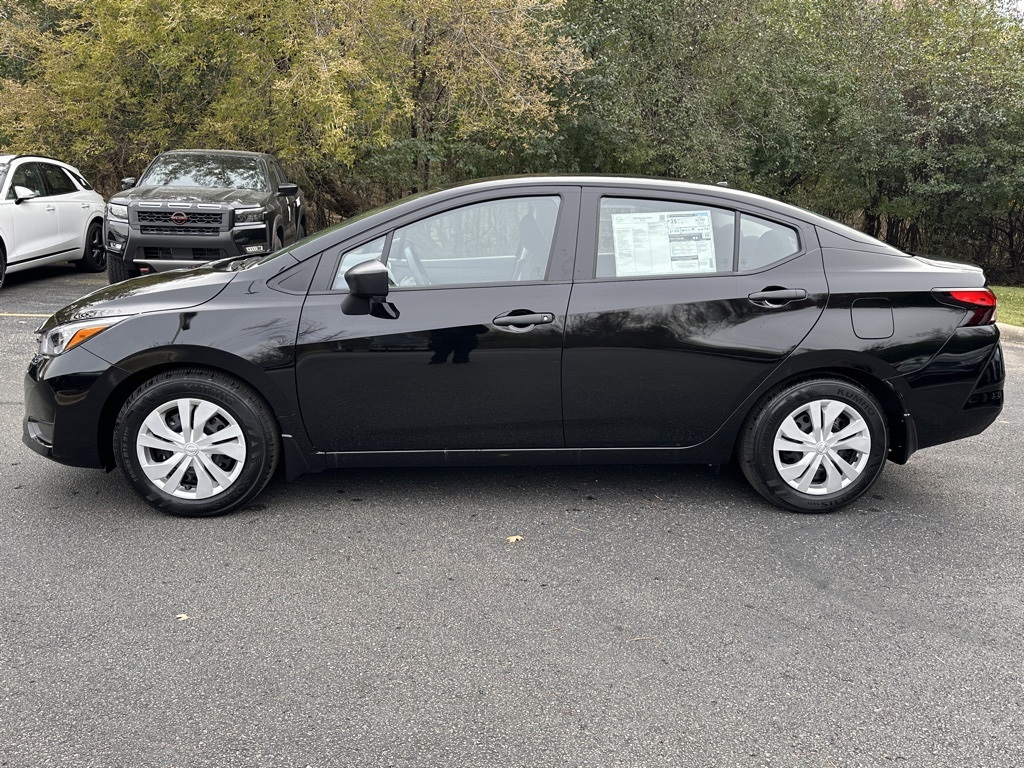 2025 Nissan Versa 1.6 S photo 2