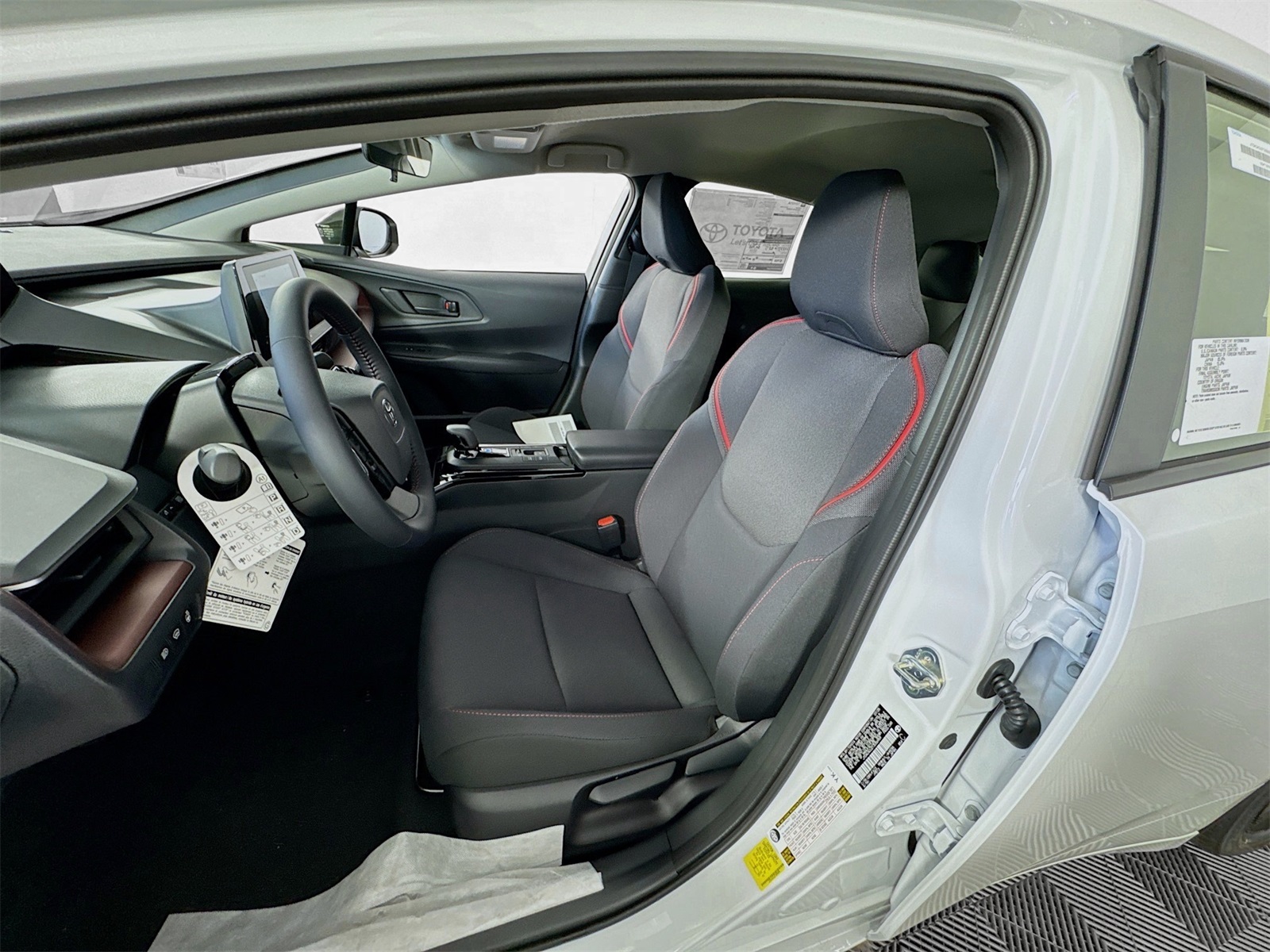 2026 Toyota Prius Plug-in Hybrid SE photo 9