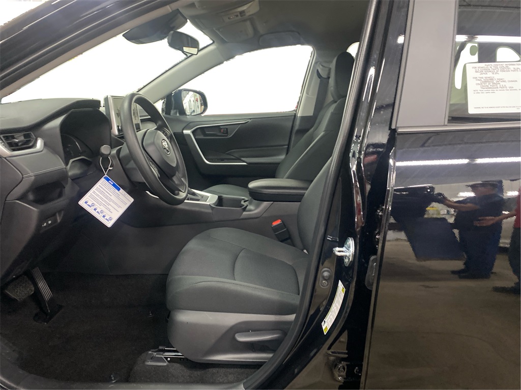 2025 Toyota RAV4 LE photo 4