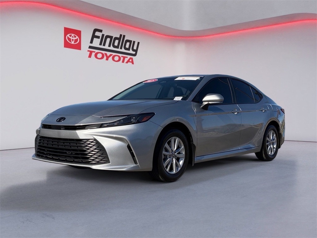 2025 Toyota Camry LE's photo