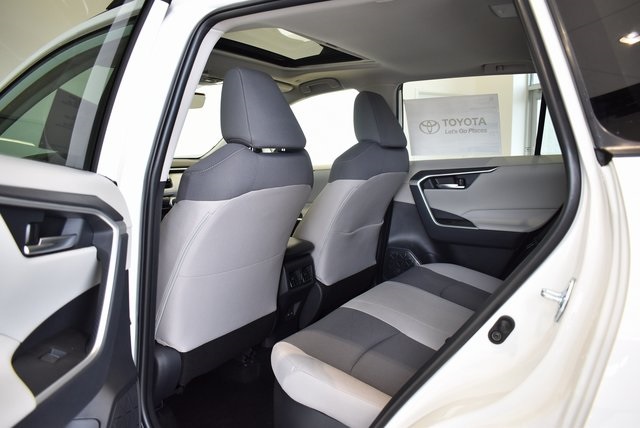 2025 Toyota RAV4 Hybrid XLE photo 4
