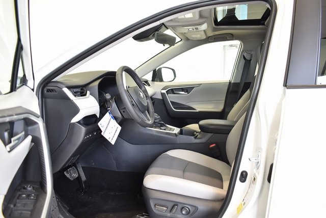 2025 Toyota RAV4 Hybrid XLE photo 5