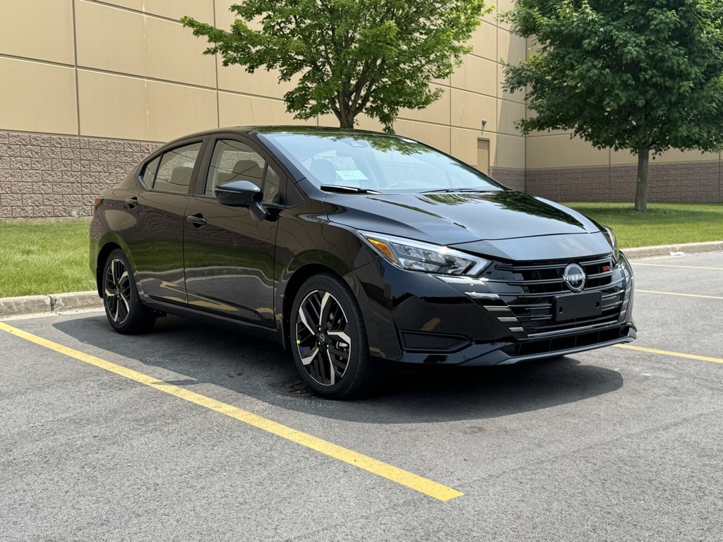2025 Nissan Versa 1.6 SR photo 2