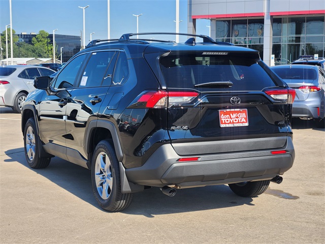 2025 Toyota RAV4 XLE photo 3