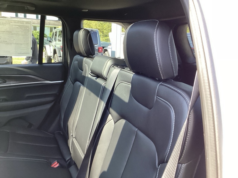 2025 Jeep Grand Cherokee Limited photo 18