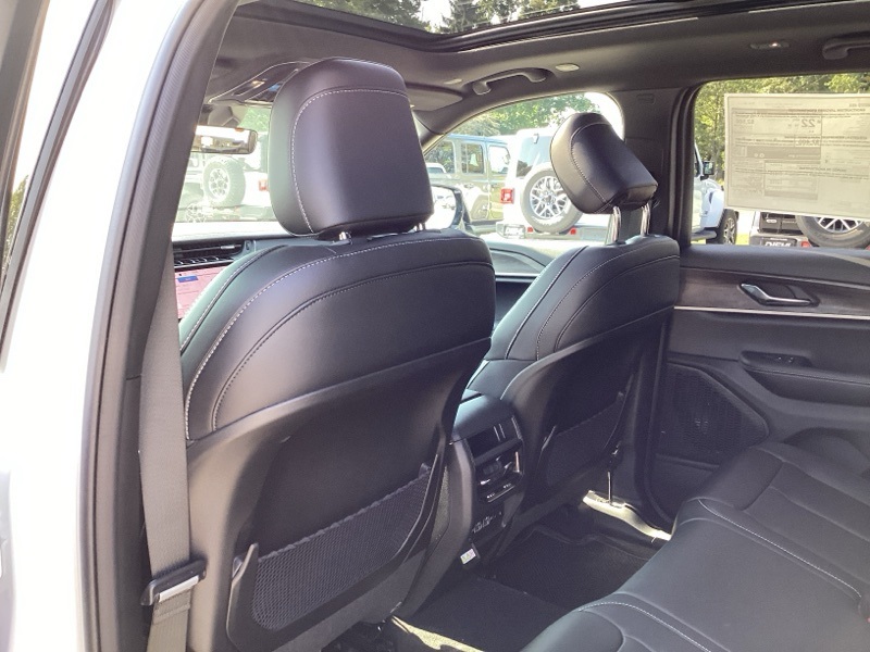 2025 Jeep Grand Cherokee Limited photo 20