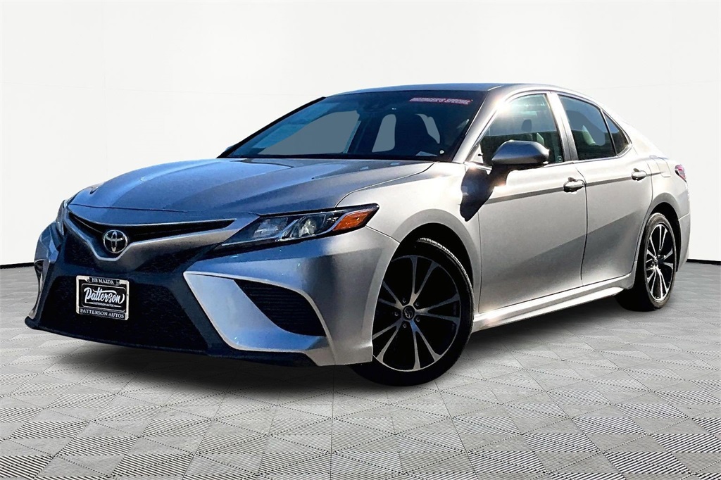 2019 Toyota Camry SE's photo