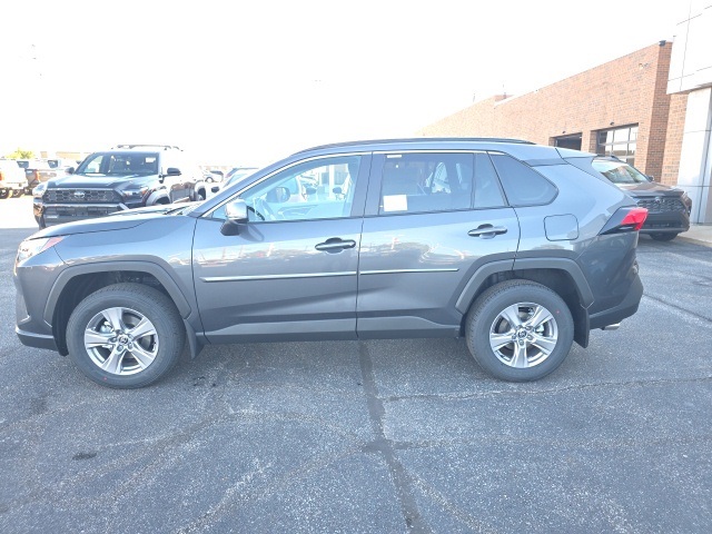 2025 Toyota RAV4 XLE photo 4