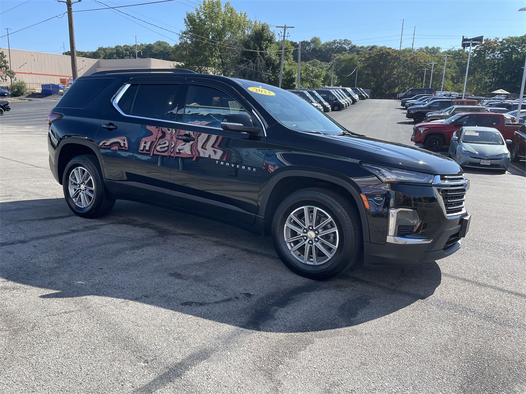 2023 Chevrolet Traverse photo 2