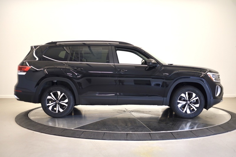 2026 Volkswagen Atlas SE photo 2