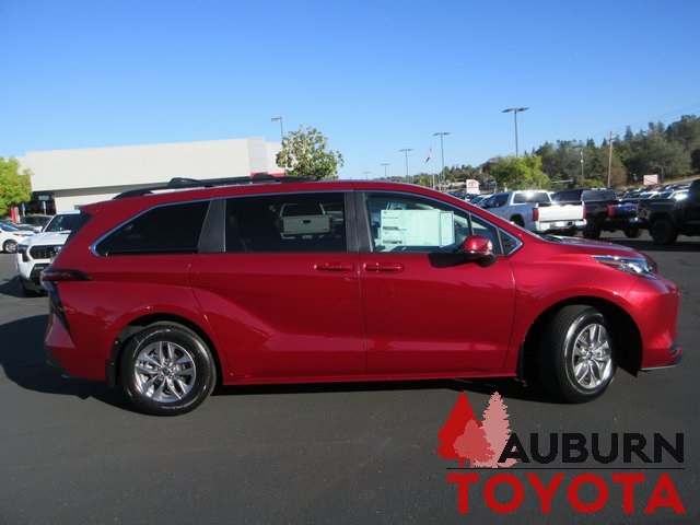 2025 Toyota Sienna LE photo 2