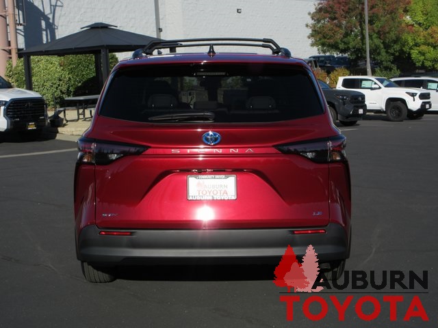 2025 Toyota Sienna LE photo 3
