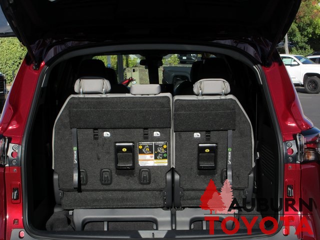 2025 Toyota Sienna LE photo 4