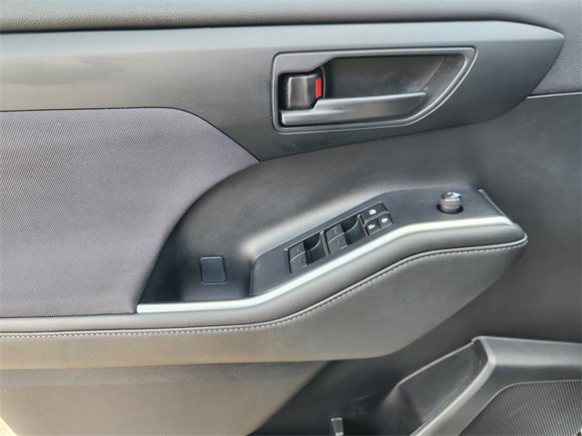 2023 Toyota Highlander L photo 19
