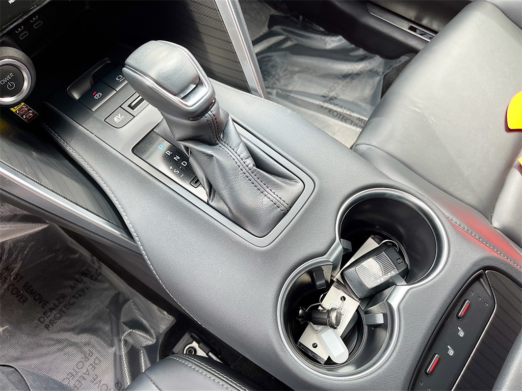 2024 Toyota Venza XLE photo 16