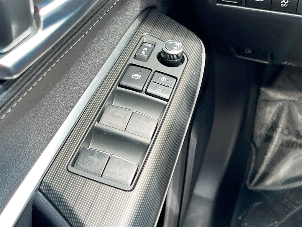 2024 Toyota Venza XLE photo 17