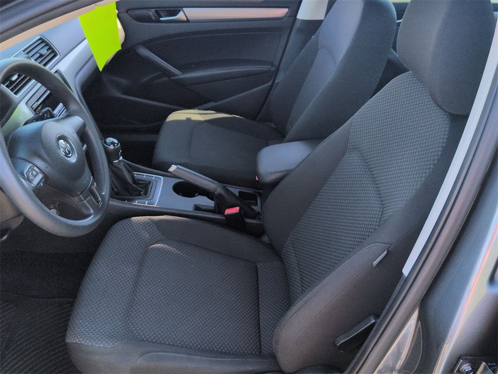 2015 Volkswagen Passat S photo 15