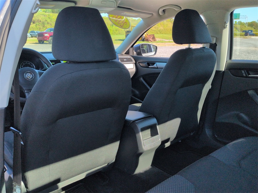 2015 Volkswagen Passat S photo 16