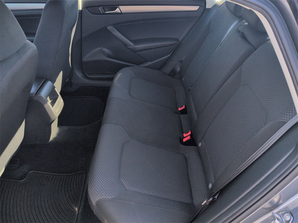2015 Volkswagen Passat S photo 17