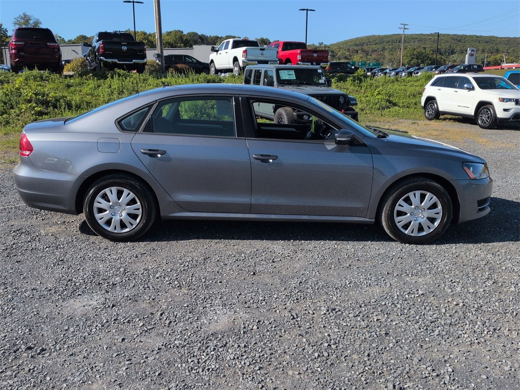 2015 Volkswagen Passat S photo 2