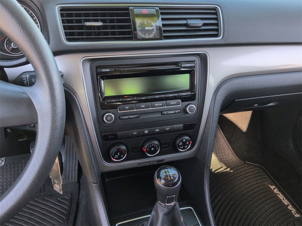 2015 Volkswagen Passat S photo 22