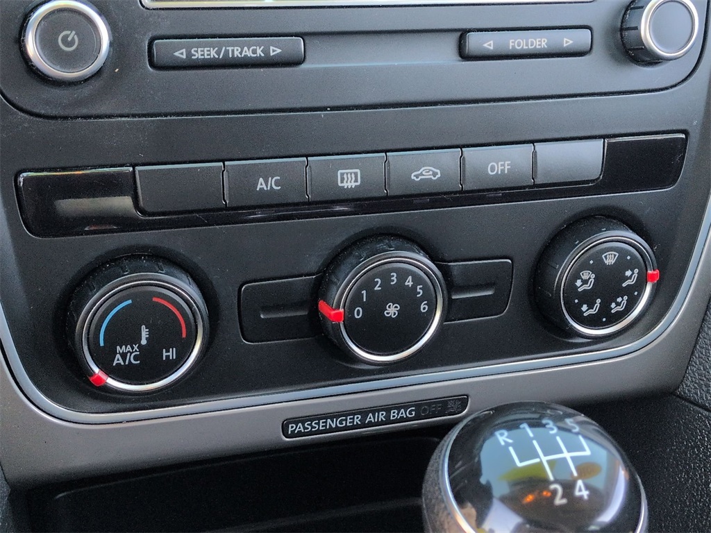 2015 Volkswagen Passat S photo 24