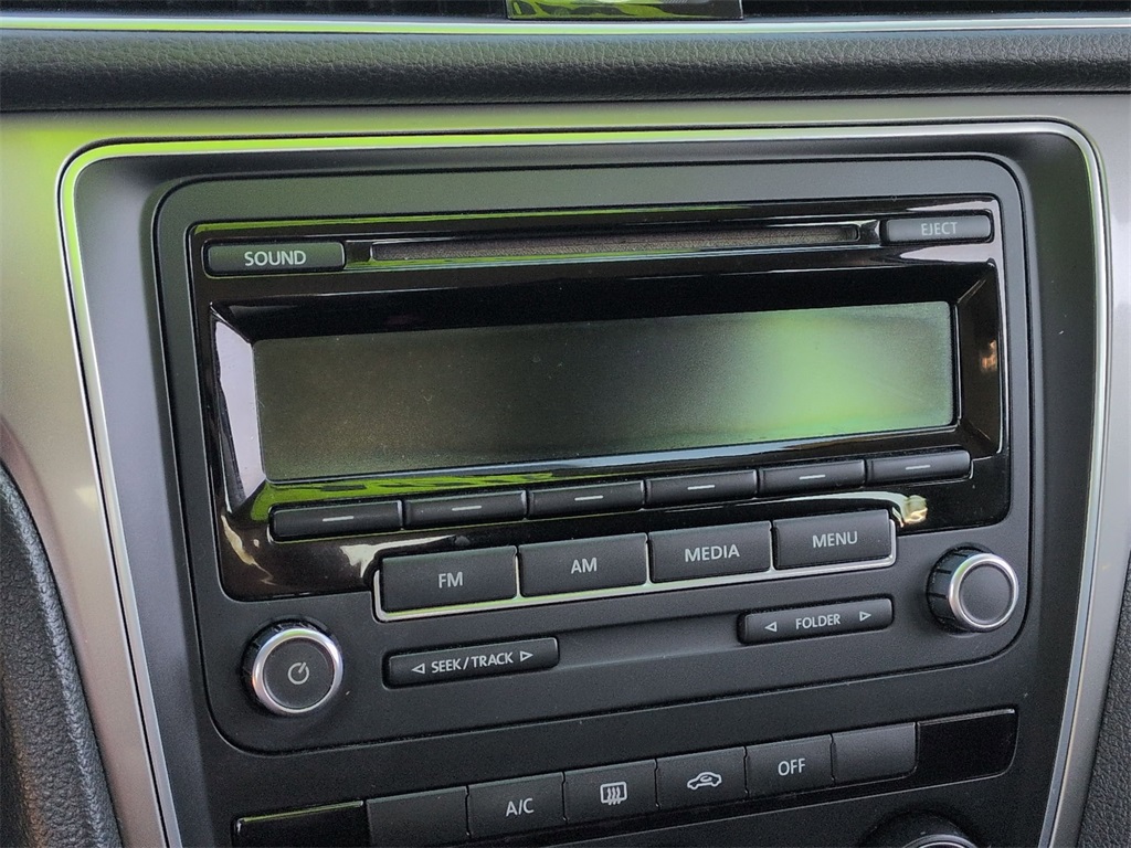 2015 Volkswagen Passat S photo 25
