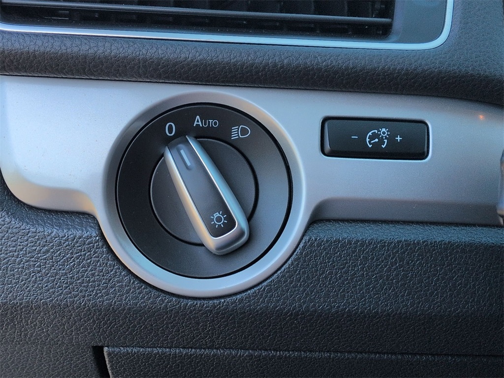 2015 Volkswagen Passat S photo 26