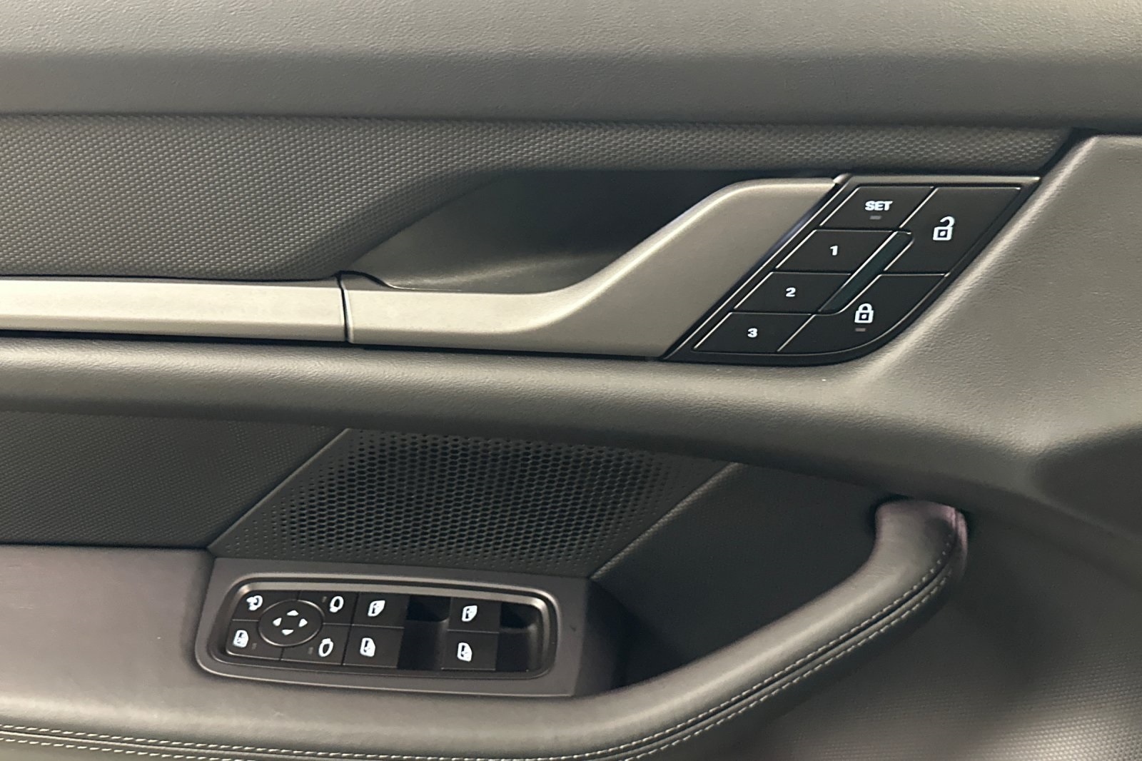 2025 Porsche Taycan 4 Cross Turismo photo 13
