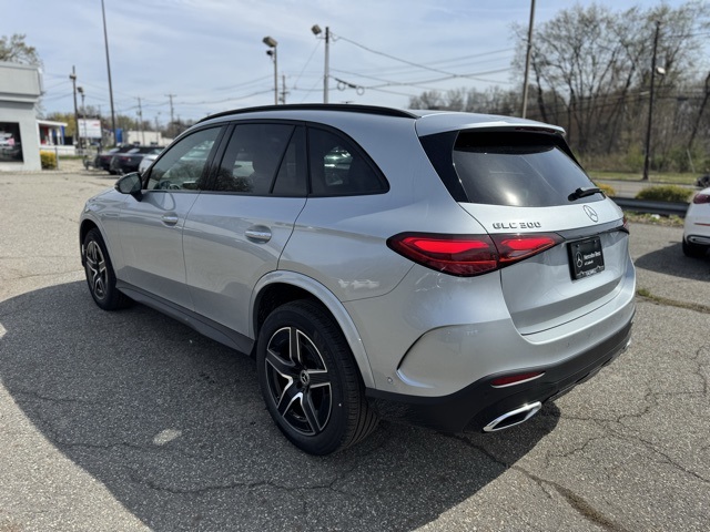 2025 Mercedes Benz GLC 300 4MATIC photo 4