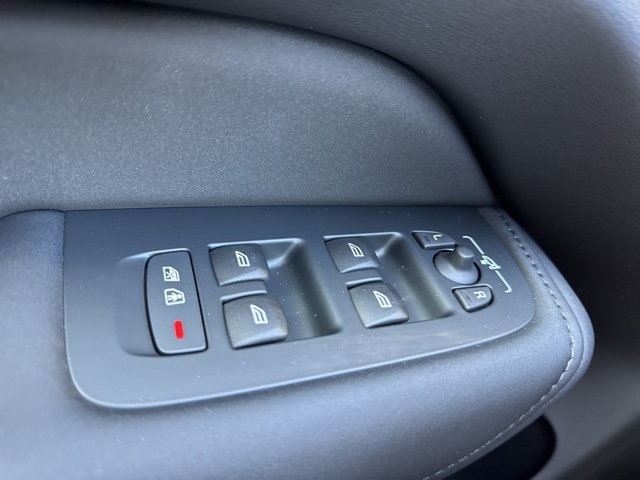 2026 Volvo XC60 B5 Plus photo 20