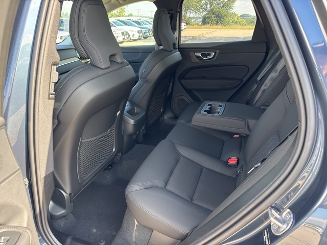 2026 Volvo XC60 B5 Plus photo 7