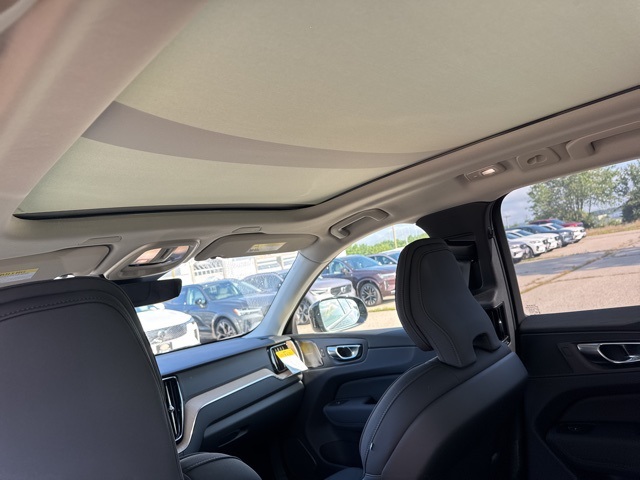 2026 Volvo XC60 B5 Plus photo 8