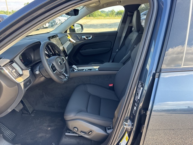 2026 Volvo XC60 B5 Plus photo 9
