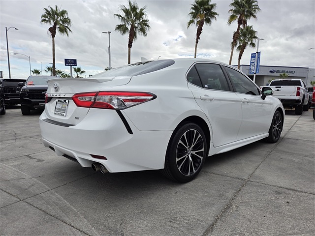 2020 Toyota Camry SE photo 3