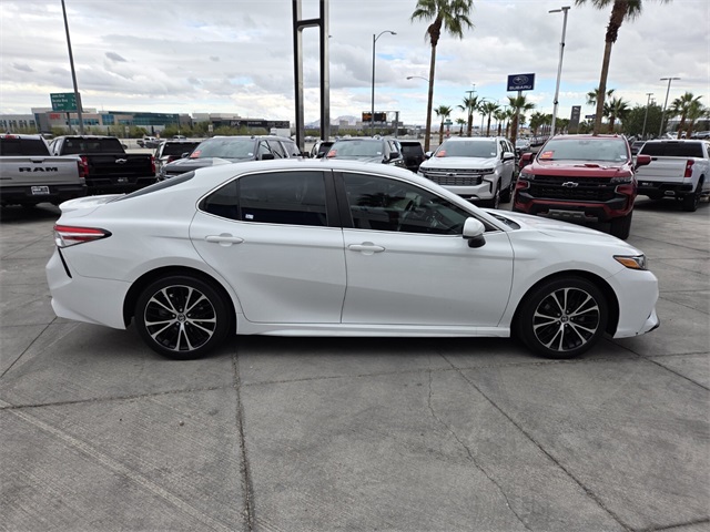 2020 Toyota Camry SE photo 4