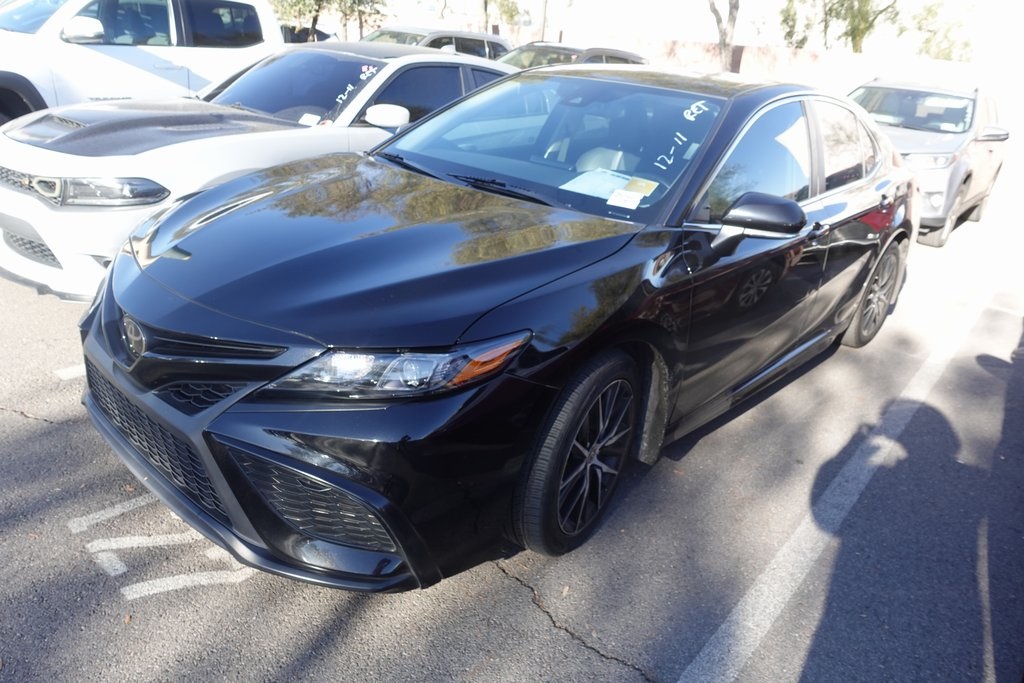 2023 Toyota Camry SE's photo