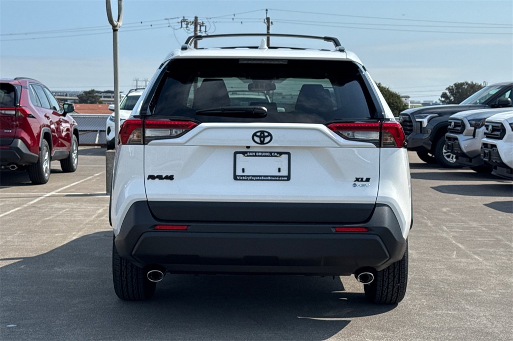 2025 Toyota RAV4 Hybrid XLE photo 5