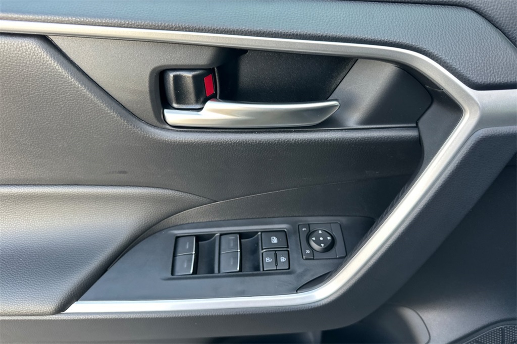 2025 Toyota RAV4 Hybrid XLE photo 7