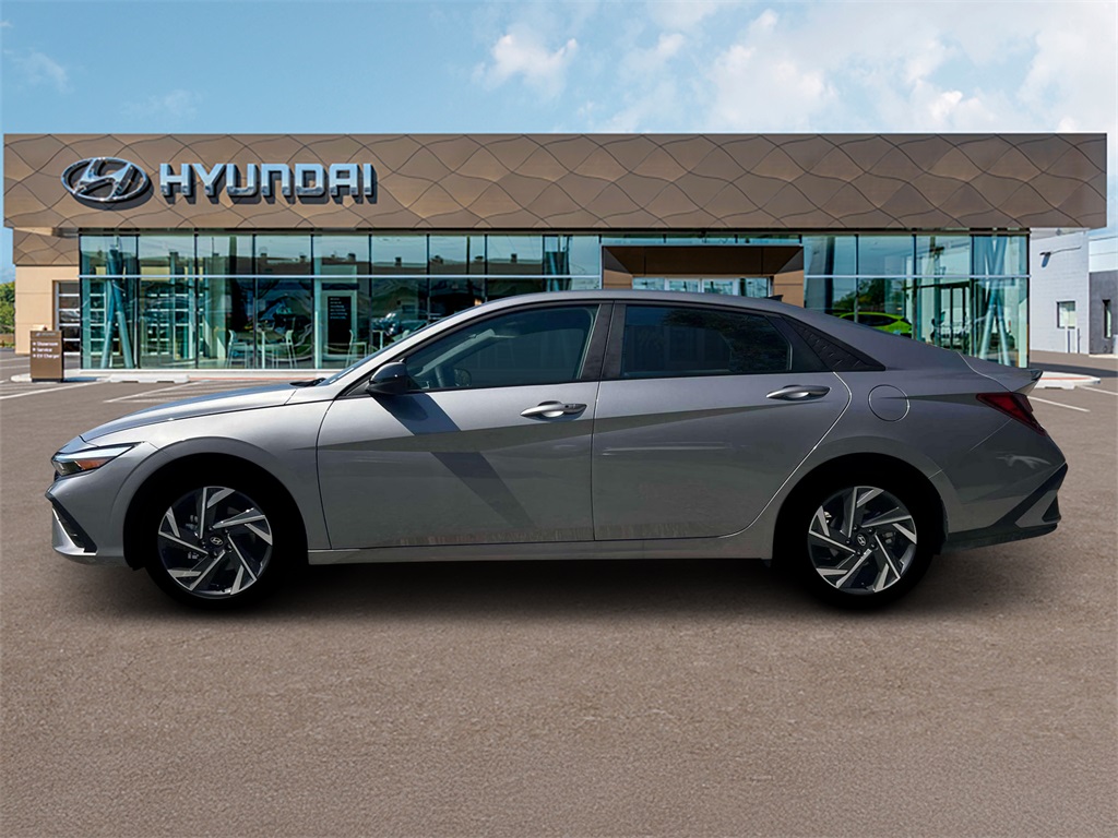 2025 Hyundai Elantra SEL Sport photo 2