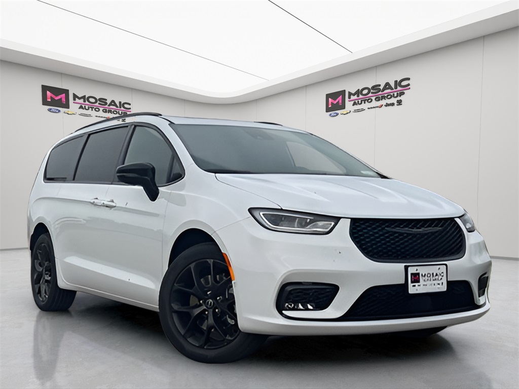 New 2026 Chrysler Pacifica Limited Vans