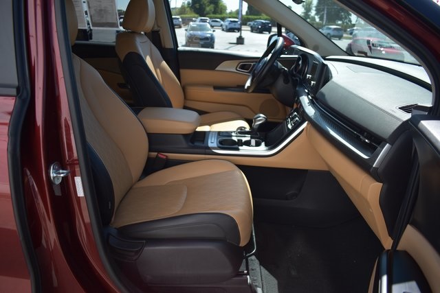 2024 Kia Carnival LX photo 17