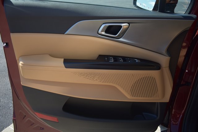 2024 Kia Carnival LX photo 8