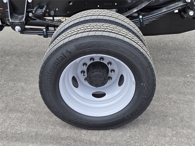 New 2025 Ford Super Duty F-550 Chassis Crew Cab (DRW) 203" Wheelbase XL