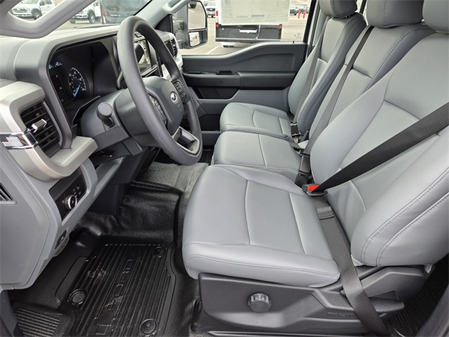 New 2025 Ford Super Duty F-550 Chassis Crew Cab (DRW) 203" Wheelbase XL