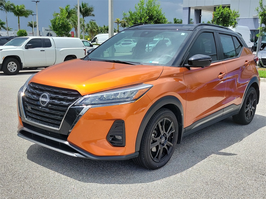 2022 Monarch Orange Metallic/Super Black Nissan Kicks SR FWD SUV