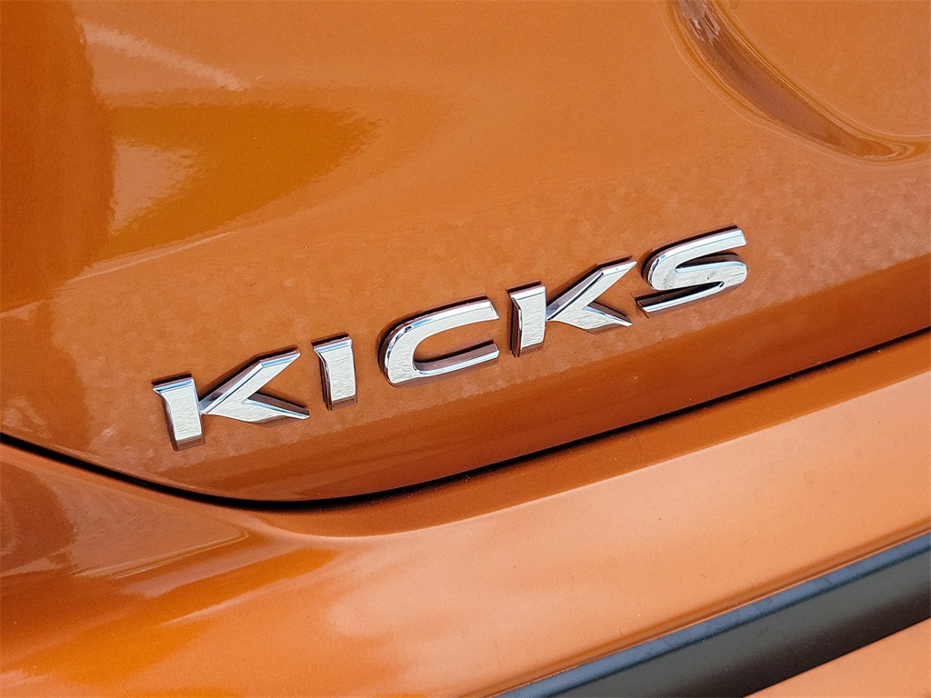2022 Monarch Orange Metallic/Super Black Nissan Kicks SR FWD SUV