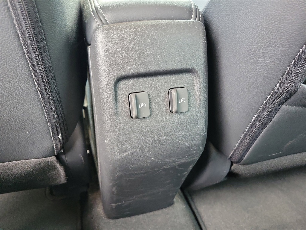 2022 Monarch Orange Metallic/Super Black Nissan Kicks SR FWD SUV